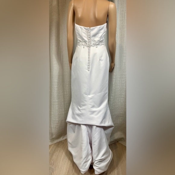 David’s bridal 👰 Elegant White Strapless Wedding Gown with Veil & Tiara Set - Picture 4 of 13